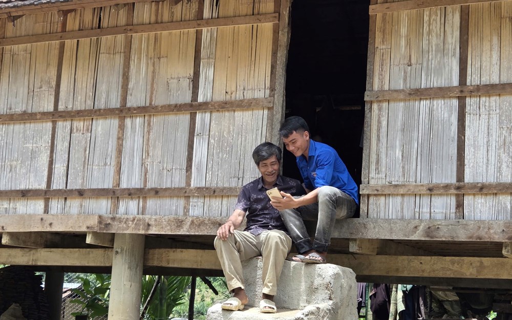 Áo xanh tình nguyện “xóa mù” kĩ năng số cho đồng bào Ca Dong - ảnh 1