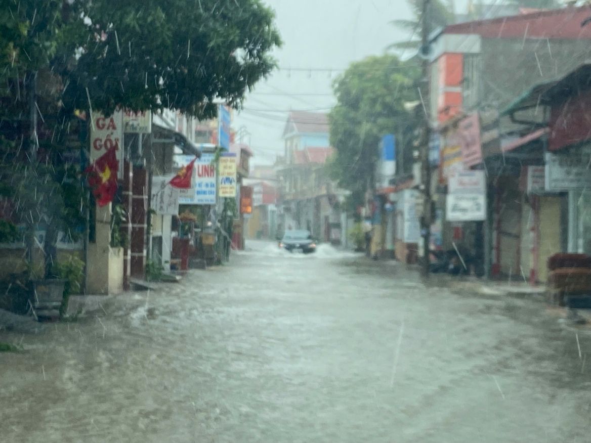 Đường vào xã Cảnh Dương cũ (ảnh chụp lúc 10h ngày 25.8). Ảnh: Công Sáng