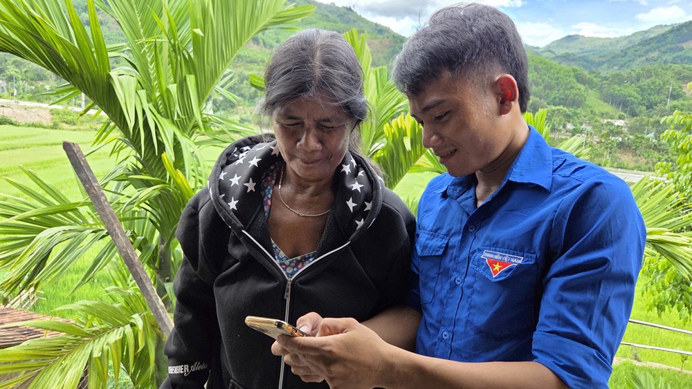 Áo xanh tình nguyện “xóa mù” kĩ năng số cho đồng bào Ca Dong - ảnh 2