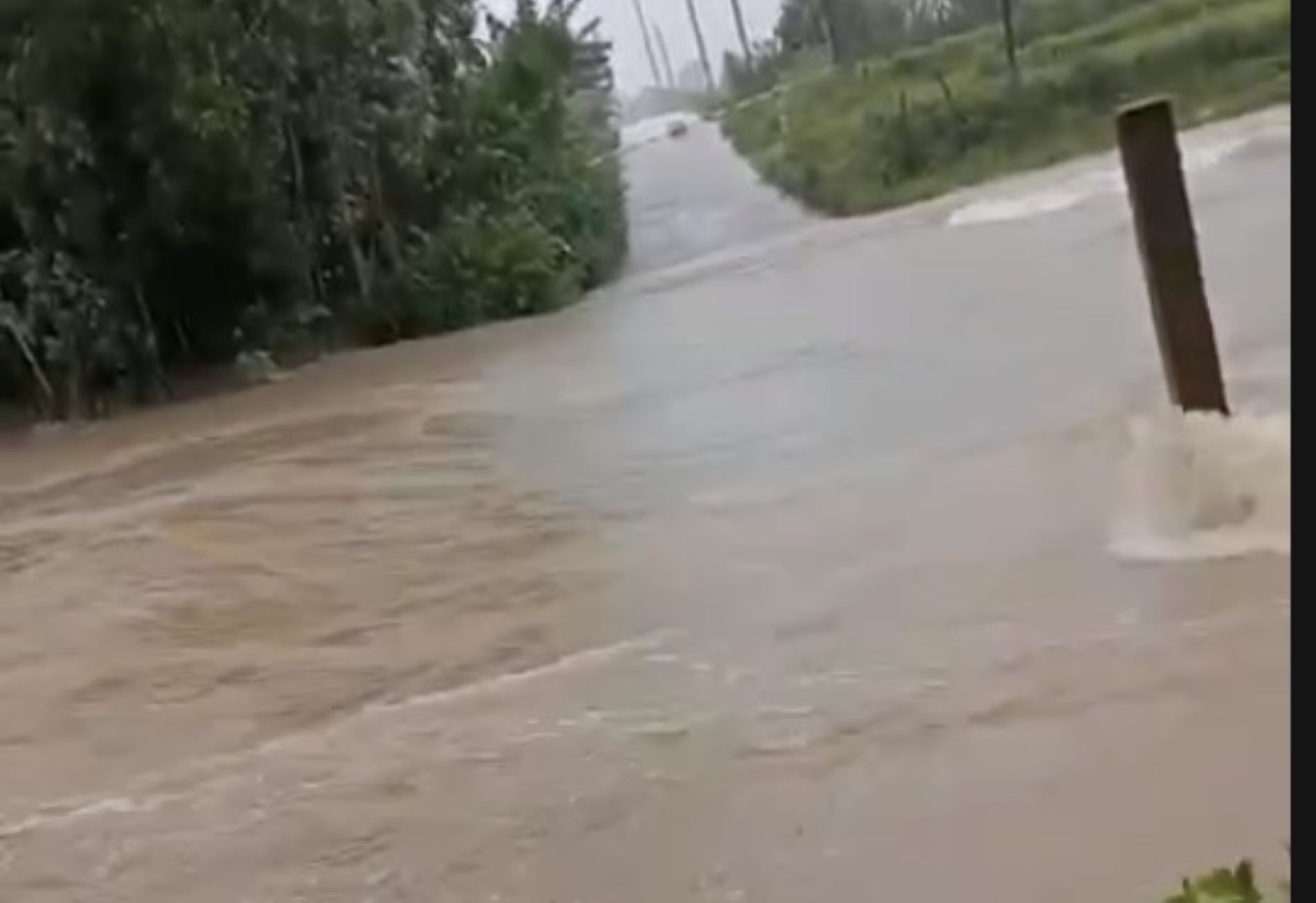 Ngầm Khe Đá bị ngập, tiềm ẩn nguy hiểm cho người đi qua. Ảnh: Công Sáng