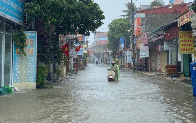 Mưa lớn gây ngập nhà dân ở Quảng Trị