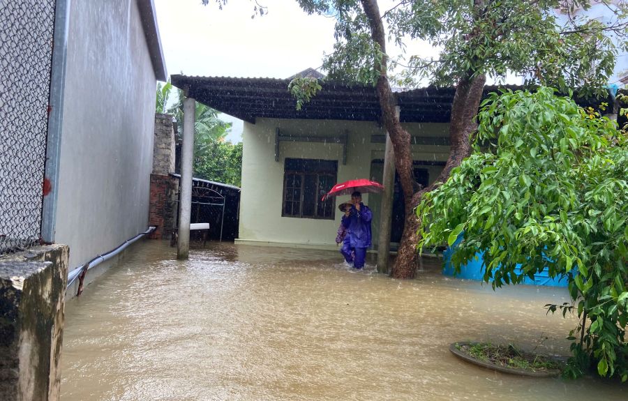 Nước ngập vào nhà dân. Ảnh: Công Sáng