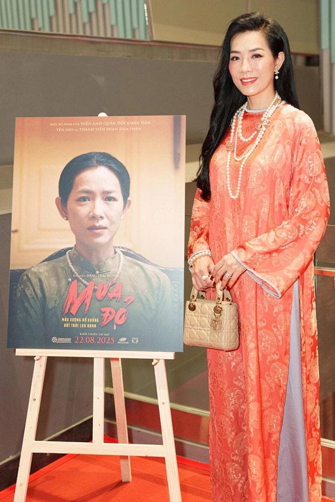 Hoa hậu ảnh năm 2000 Châu Hà Yến Nhi trong buổi ra mắt phim “Mưa đỏ” ngày 20.8. Ảnh: Nhân vật cung cấp