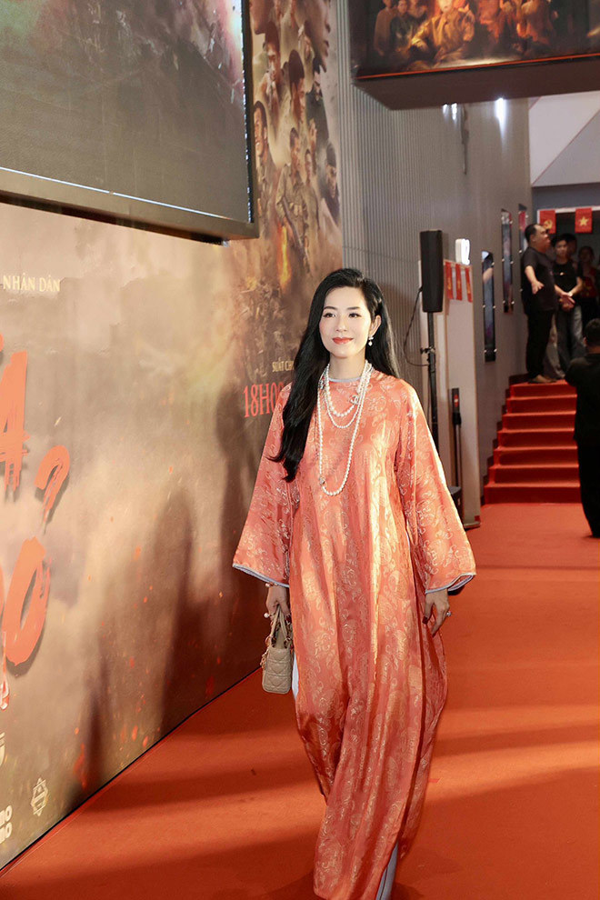 Hoa hậu ảnh Yến Nhi trên thảm đỏ ra mắt phim “Mưa đỏ“. Ảnh: Nhân vật cung cấp
