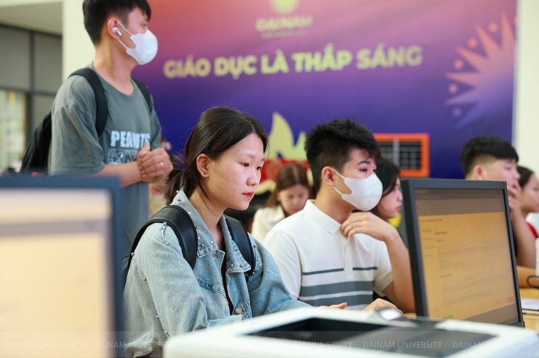Sinh viên làm thủ tục nhập học Trường Đại học Đại Nam trong 2 ngày 23 – 24.8.2025. Ảnh: Nhà trường cung cấp