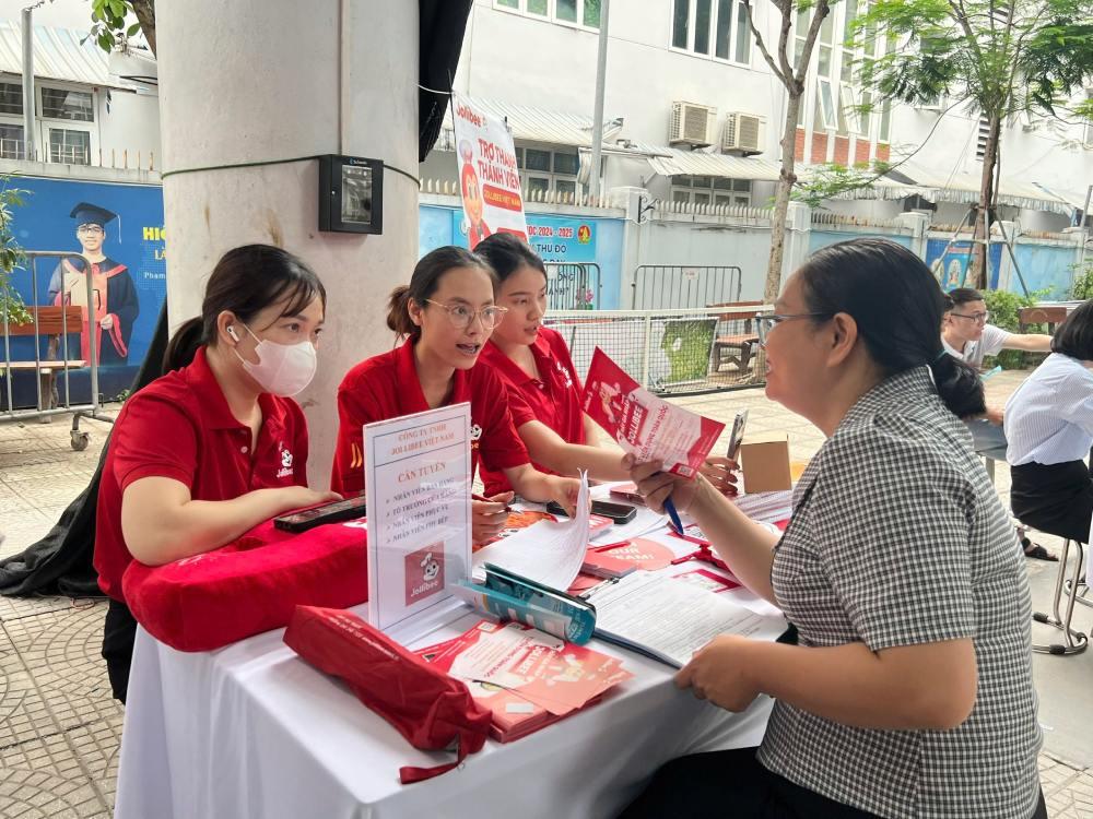 Không chỉ lao động phổ thông có cơ hội việc làm bấp bênh, ngay cả những người có tay nghề, qua đào tạo cũng đứng trước nguy cơ mất việc vì AI. Ảnh: Quỳnh Chi