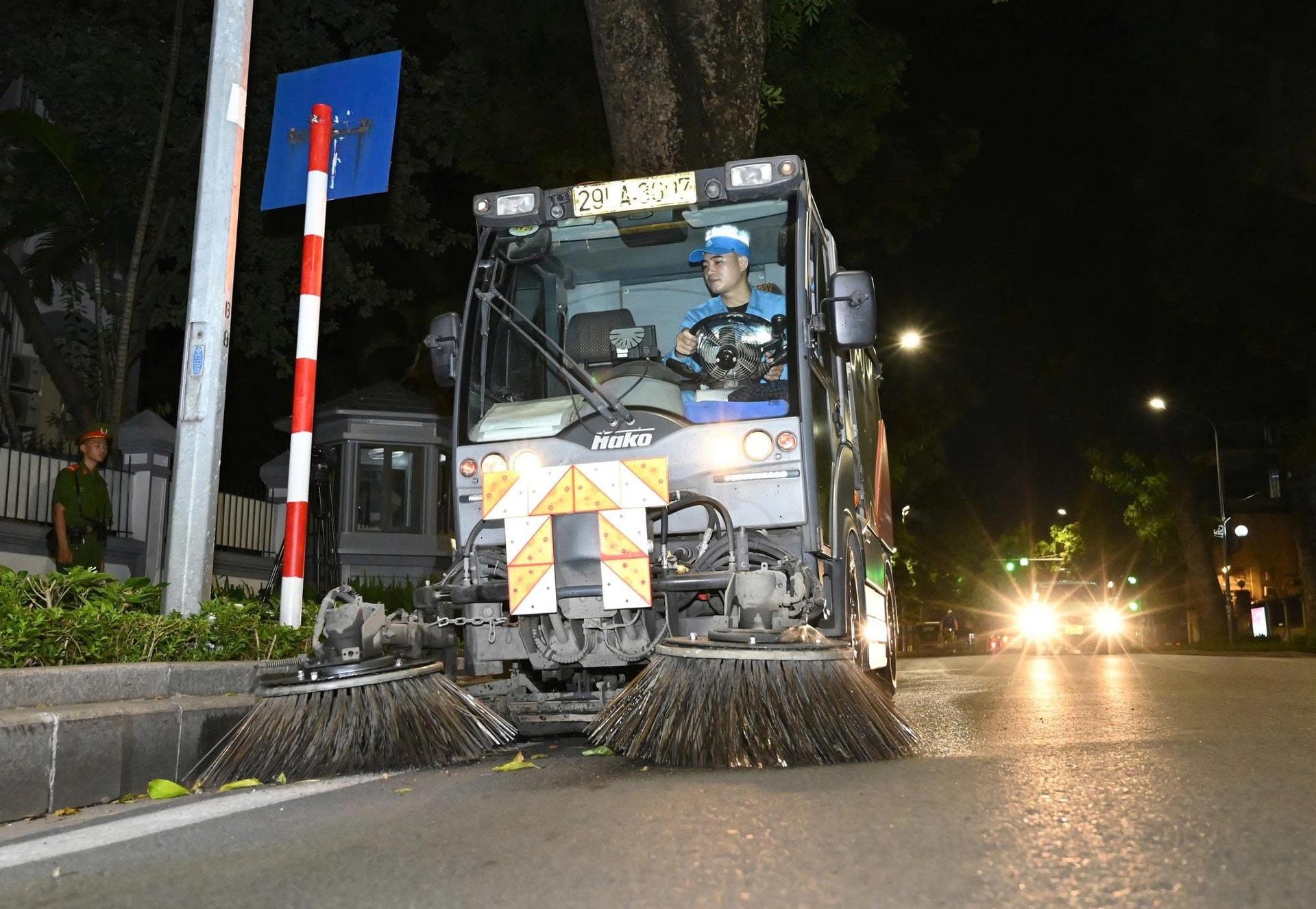 Công ty TNHH MTV Môi trường đô thị Hà Nội bố trí phương tiện quét hút đất cát, lá cây còn sót lại trên các tuyến phố. Ảnh: Thanh Loan