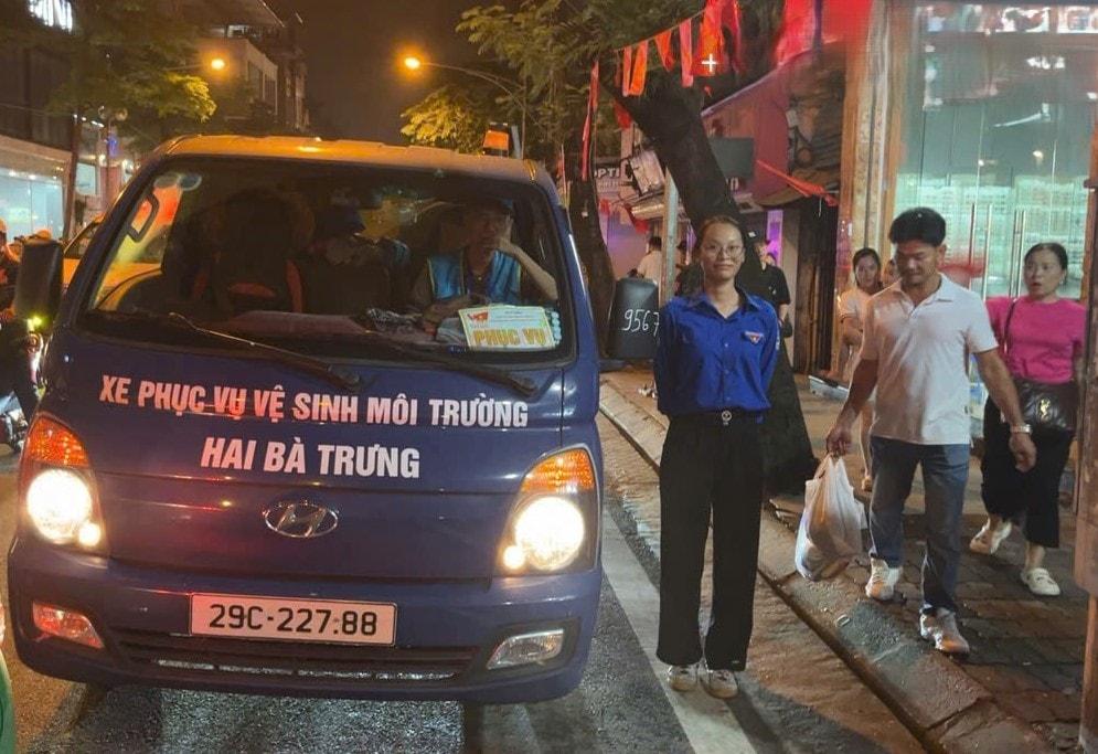 Nhiều người dân xem hợp luyện xong gom rác thải rồi đưa thẳng đến xe thu gom của Công ty môi trường. Ảnh: Thanh Loan