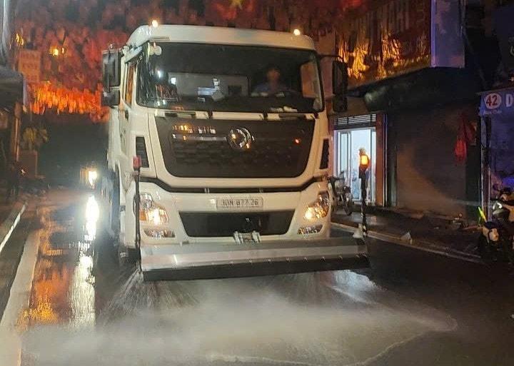 Sau đó, xe rửa đường được bố trí làm sạch các tuyến phố. Ảnh: Thanh Loan