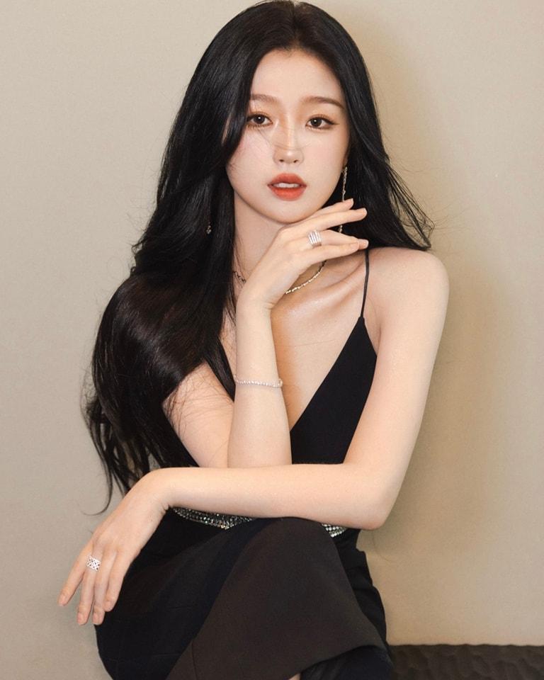 Ngu Thư Hân được biết đến là tiểu thư gia đình giàu có, được yêu chiều từ bé. Ảnh: Nhà sản xuất