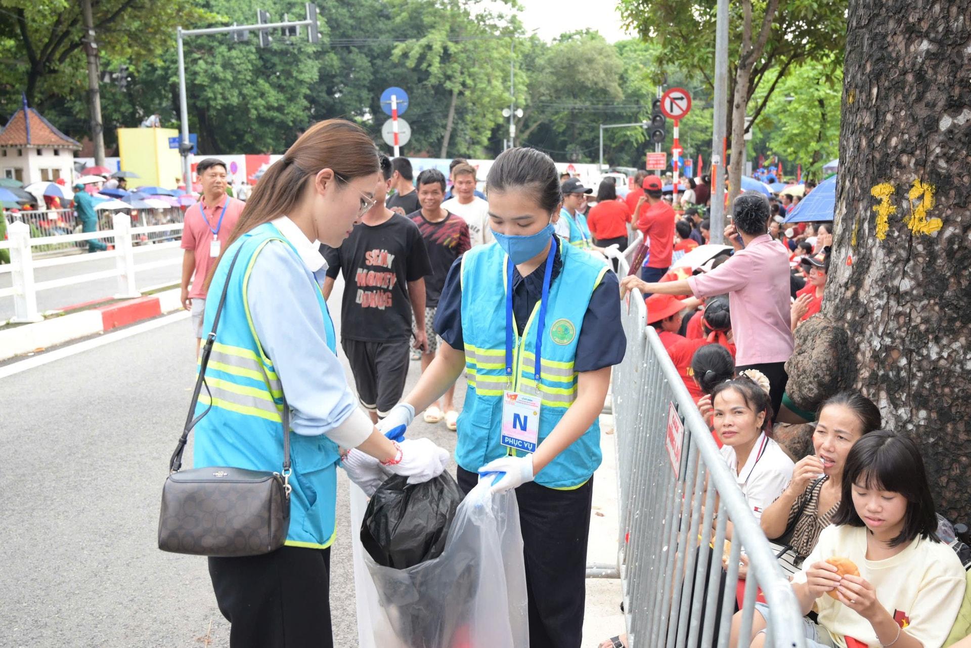 Công ty TNHH MTV Môi trường đô thị Hà Nội bố trí công nhân túc trực trên các tuyến phố có đông người dân chờ xem hợp luyện diễu binh để đi