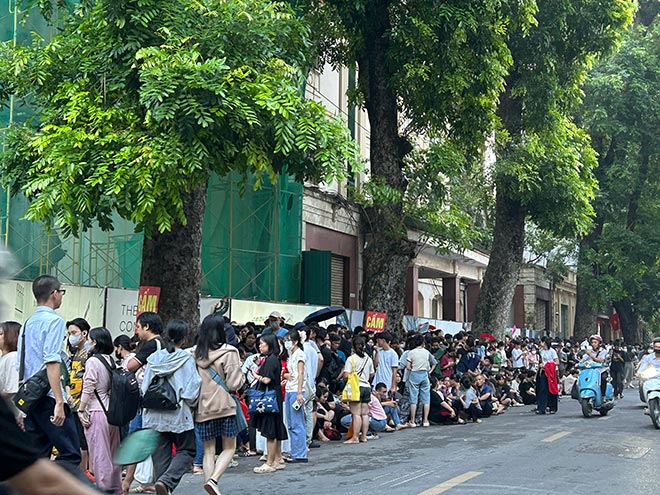 Khán giả xếp hàng dài qua nhiều con phố quanh khu vực Nhà hát Lớn (Hà Nội). Ảnh: Quỳnh An