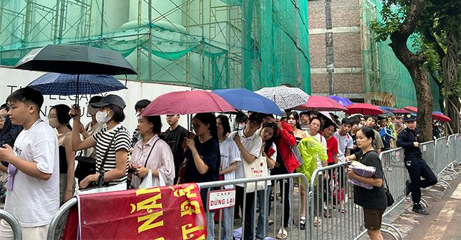 Khán giả đội mưa xếp hàng chờ lấy vé concert quốc gia. Ảnh: Quỳnh An