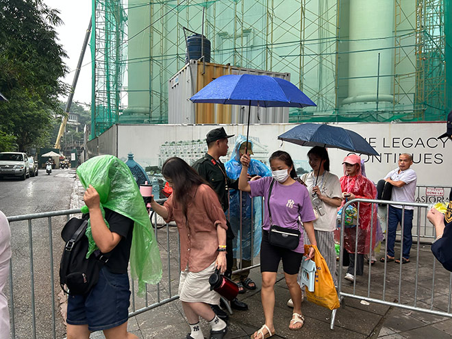 Khán giả xếp hàng theo hướng dẫn của ban tổ chức. Ảnh: Quỳnh An