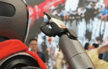 Robot hình người “Made in Vietnam” của tỷ phú Phạm Nhật Vượng làm 1 việc bất ngờ tại công trình top 10 TG- Ảnh 1. Robot hình người “Made in Vietnam” của tỷ phú Phạm Nhật Vượng làm 1 việc bất ngờ tại công trình top 10 TG- Ảnh 1.