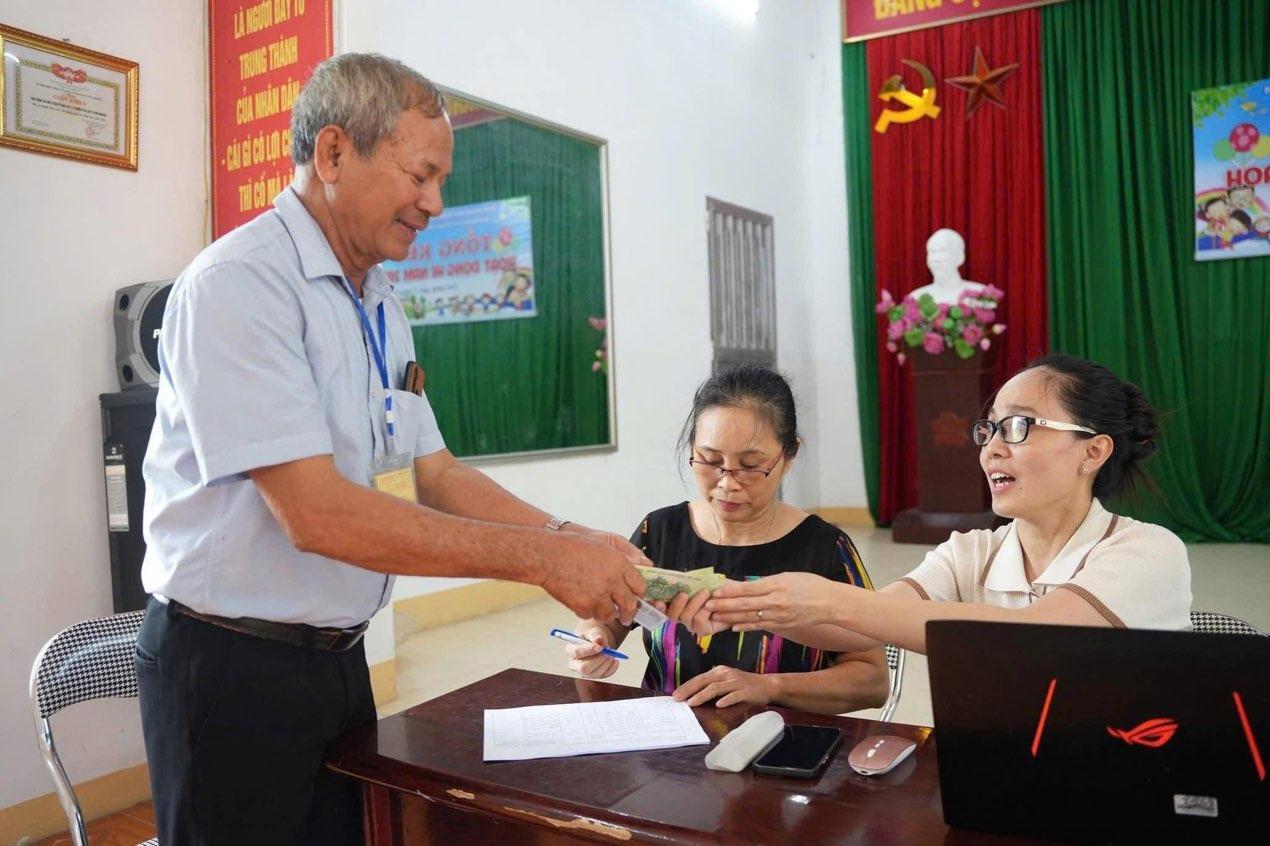 Hơn 1,7 triệu người dân nhận quà Quốc Khánh. Ảnh: Nguyễn Bình.