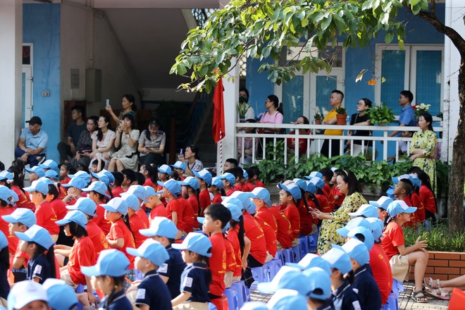 Nhiều phụ huynh học sinh tới trường tham dự buổi lễ Nhiều phụ huynh học sinh tới trường tham dự buổi lễ