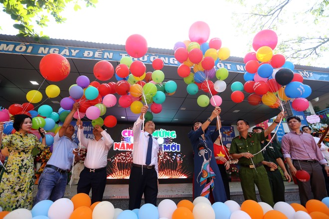 Khoảnh khắc thả những chùm bóng bay mang theo ước mơ, khát vọng trong năm học mới Khoảnh khắc thả những chùm bóng bay mang theo ước mơ, khát vọng trong năm học mới