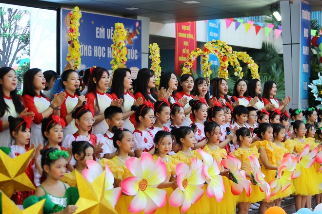 Lễ khai giảng được tổ chức trang trọng, an toàn, tiết kiệm, tạo không khí phấn khởi cho tập thể cô và trò Lễ khai giảng được tổ chức trang trọng, an toàn, tiết kiệm, tạo không khí phấn khởi cho tập thể cô và trò