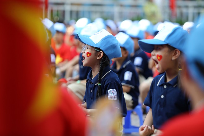 Các em học sinh lớp 1 thích thú khi được tham dự lễ khai giảng Các em học sinh lớp 1 thích thú khi được tham dự lễ khai giảng