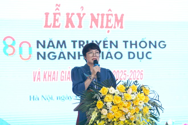 Bà Nguyễn Thị Thu Hương - Hiệu trưởng Trường Tiểu học Phúc Diễn phát biểu tại buổi lễ Bà Nguyễn Thị Thu Hương - Hiệu trưởng Trường Tiểu học Phúc Diễn phát biểu tại buổi lễ