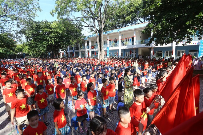 Sự kết hợp lễ khai giảng trực tiếp và trực tuyến đã tạo nên không khí khai trường trang trọng, ý nghĩa, vừa mang tính truyền thống, vừa thể hiện tinh thần đổi mới, hội nhập của ngành giáo dục trong giai đoạn mới Sự kết hợp lễ khai giảng trực tiếp và trực tuyến đã tạo nên không khí khai trường trang trọng, ý nghĩa, vừa mang tính truyền thống, vừa thể hiện tinh thần đổi mới, hội nhập của ngành giáo dục trong giai đoạn mới