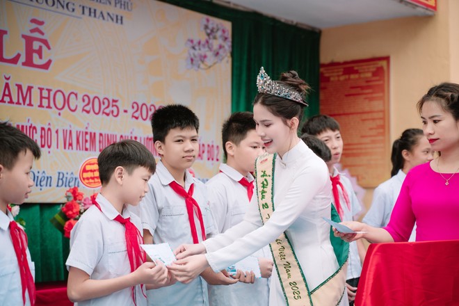 Cô cũng dành những phần quà thiết thực cho các em học sinh có hoàn cảnh khó khăn Cô cũng dành những phần quà thiết thực cho các em học sinh có hoàn cảnh khó khăn