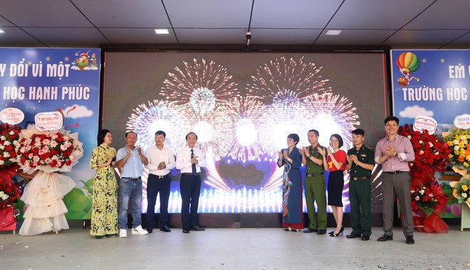 Các đại biểu thực hiện nghi thức bấm nút chào đón năm học mới Các đại biểu thực hiện nghi thức bấm nút chào đón năm học mới