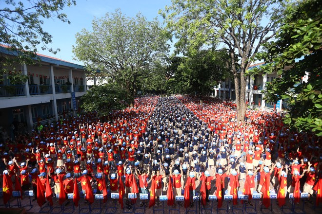 Gần 2300 học sinh hân hoan chào đón năm học mới Gần 2300 học sinh hân hoan chào đón năm học mới