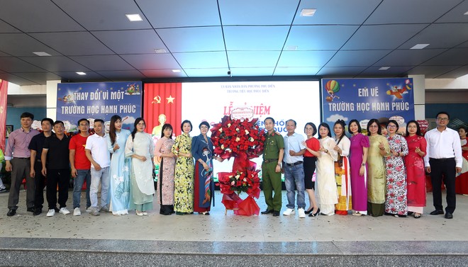 Ban Phụ huynh tặng hoa chúc mừng nhà trường Ban Phụ huynh tặng hoa chúc mừng nhà trường