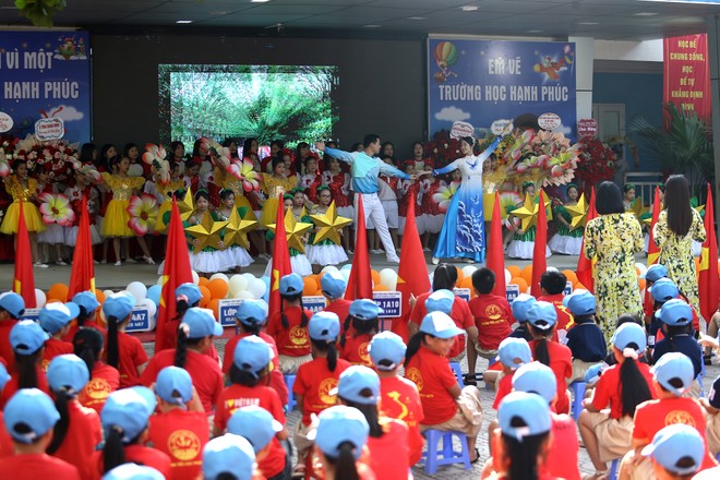 Các tiết mục văn nghệ do chính cô trò biểu diễn Các tiết mục văn nghệ do chính cô trò biểu diễn