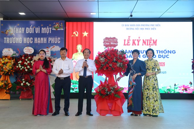 Chủ tịch UBND phường Phú Diễn Nguyễn Văn Hải tặng hoa chúc mừng Ban Giám hiệu trường Tiểu học Phúc Diễn Chủ tịch UBND phường Phú Diễn Nguyễn Văn Hải tặng hoa chúc mừng Ban Giám hiệu trường Tiểu học Phúc Diễn