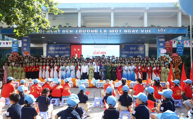 Các đại biểu, thầy cô giáo cùng chụp ảnh lưu niệm tại lễ khai giảng năm học mới Các đại biểu, thầy cô giáo cùng chụp ảnh lưu niệm tại lễ khai giảng năm học mới