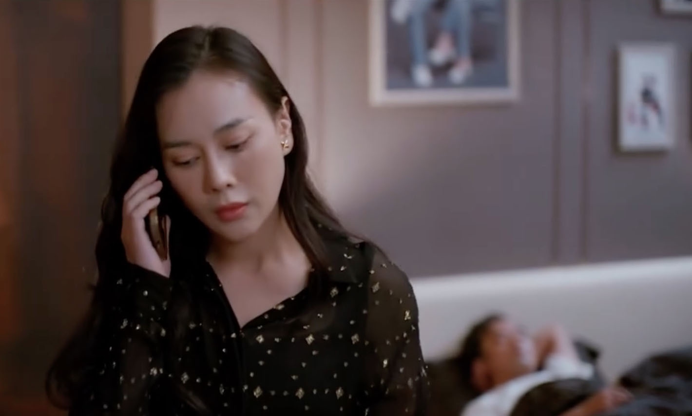 Mỹ Anh ngày càng khó chịu với trợ lý của Đăng trong “Gió ngang khoảng trời xanh“. Ảnh: VFC.