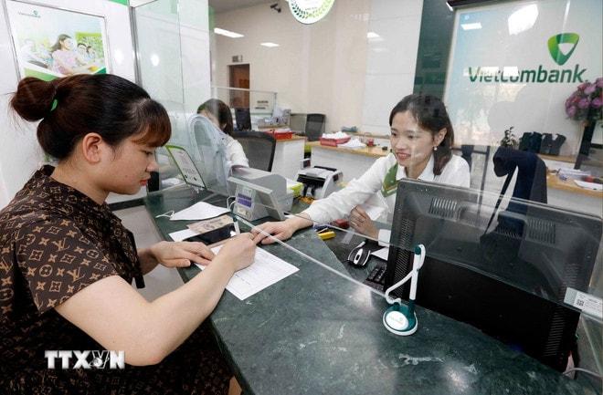 Khách hàng giao dịch tại Vietcombank Hà Nội. (Ảnh: Trần Việt/TTXVN) ttxvn-vietcombank.jpg
