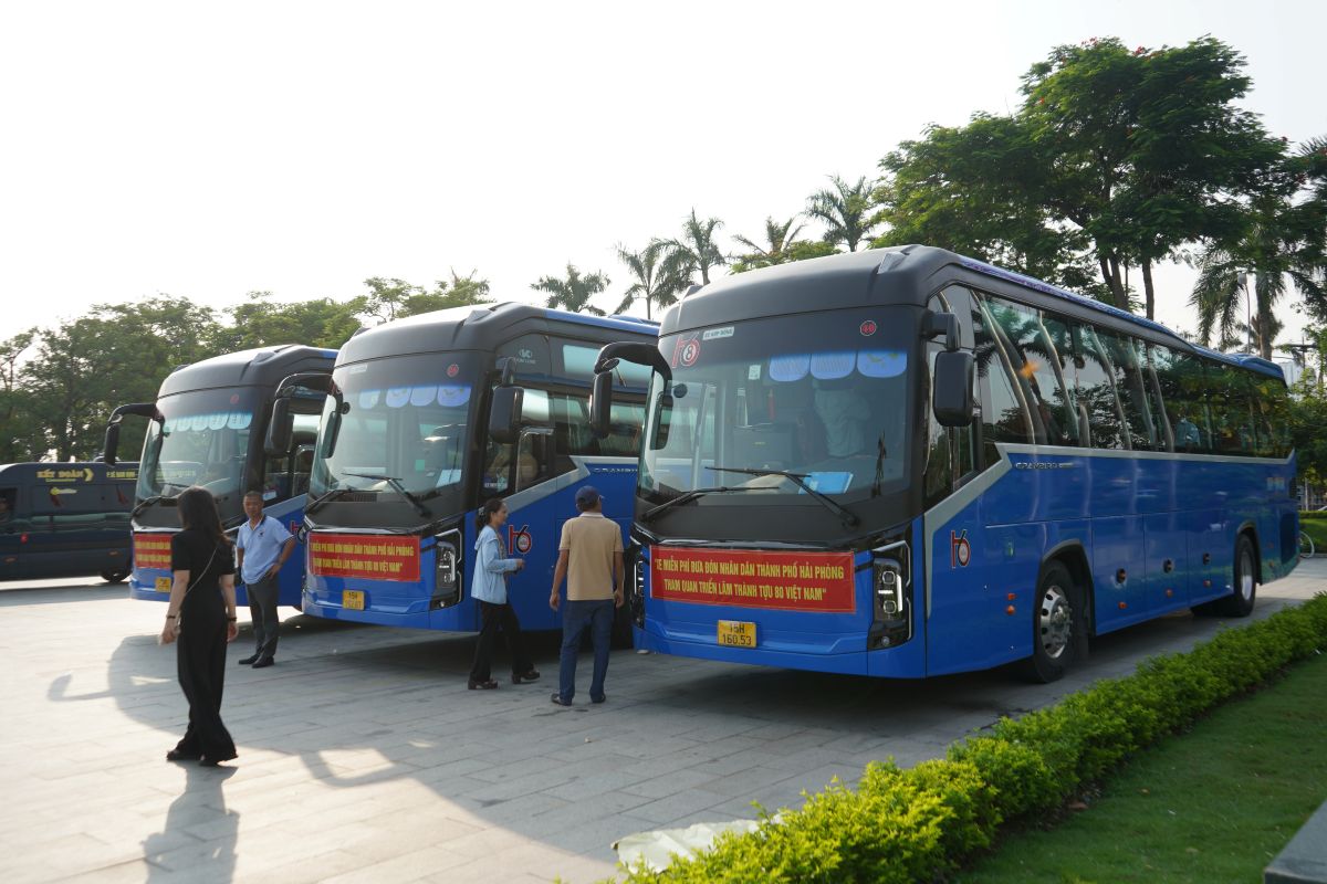 Đến 7h30, các xe đưa đón nhân dân tham quan triển lãm tại điểm tập kết Cung văn hóa Lao động hữu nghị Việt Tiệp đã gần kín chỗ. Ảnh: Mai Dung