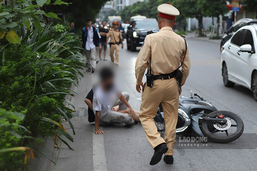 Học sinh không đội mũ bảo hiểm, lạng lách và tự ngã. Ảnh: Thế kỷ