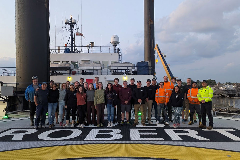 Nhóm thám hiểm khoa học quốc tế trên tàu nâng Liftboat Robert tiến hành khoan thăm dò dưới đáy Đại Tây Dương để nghiên cứu tầng chứa nước ngọt ngầm. Nguồn: ECORD IODP