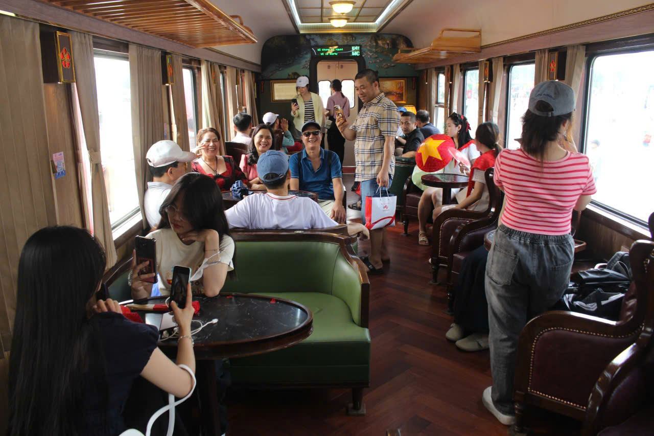 Người dân hào hứng tham quan toa tàu Hoa phượng đỏ với chất lượng 5 sao, đầy đủ tiện nghi hiện đại. Ảnh: Lê Tuyến