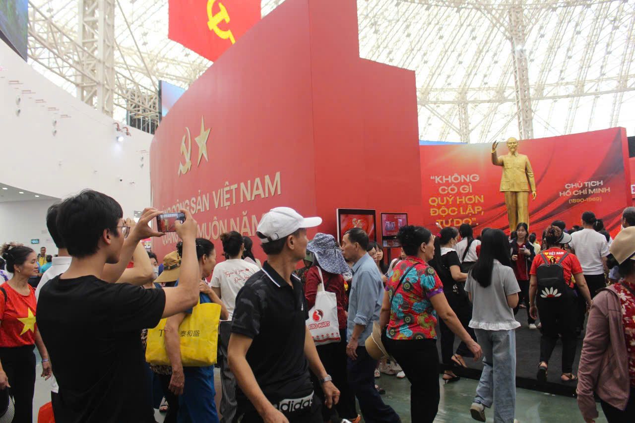 Đông đảo người dân, du khách tham quan Triển lãm 80 năm thành tựu đất nước. Ảnh: Lê Tuyến