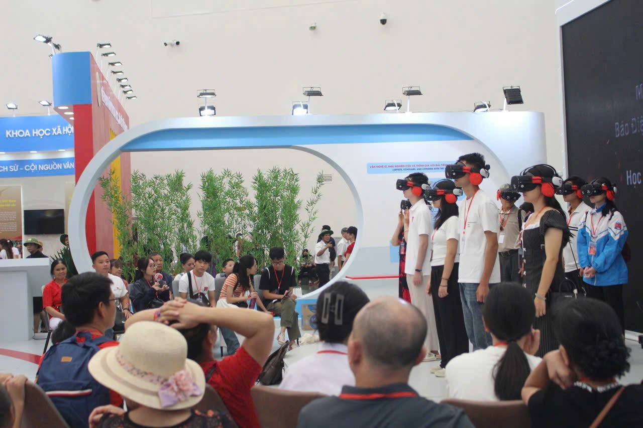 Người dân trải nghiệm công nghệ thực tế ảo tại gian hàng Đài Tiếng Nói Việt Nam. Ảnh: Lê Tuyến