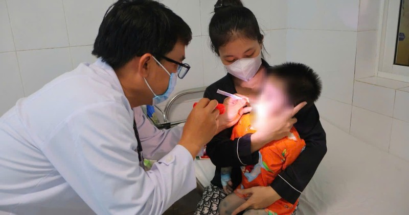 Phụ huynh chia sẻ dấu hiệu tay chân miệng của con trong thời điểm đầu năm học, khi toàn tỉnh đã ghi nhận hơn 1.750 ca mắc. Ảnh: Hoàng Lộc