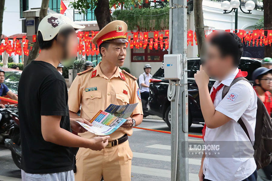 Song song với công tác xử lý, Công an TP Hà Nội phối hợp chặt chẽ với chính quyền, nhà trường và các tổ chức chính trị – xã hội để tuyên truyền, phổ biến pháp luật về giao thông, xây dựng và nhân rộng mô hình “Cổng trường an toàn giao thông”, ký cam kết giữa học sinh, phụ huynh và nhà trường về việc không vi phạm TTATGT. Kế hoạch cao điểm xử lý kéo dài từ hôm nay (12.9) đến 14.10.2025.