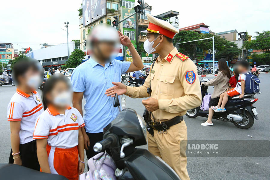 Một trường hợp khác bị tổ công tác Đội CSGT đường bộ số 3 xử lý. Phụ huynh thì đội mũ bảo hiểm, nhưng 2 con thì không. Một hình ảnh rất đáng suy ngẫm.