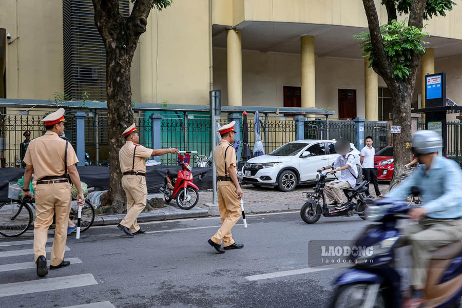 Từ 6h sáng 12.9, lực lượng Cảnh sát giao thông cùng công an các xã, phường đồng loạt ra quân, tập trung xử lý các hành vi vi phạm TTATGT là nguyên nhân trực tiếp dẫn đến tai nạn giao thông.