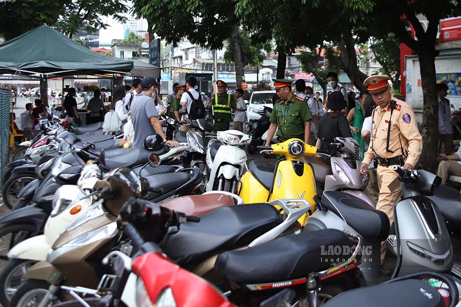 Cũng trong sáng 12.9, Đội CSGT đường bộ số 14 phối hợp với Công an phường Tương Mai xử lý hàng chục trường hợp học sinh, phụ huynh học sinh vi phạm giao thông tại khu vực trường Tiểu học - THCS - THPT Văn Hiến.