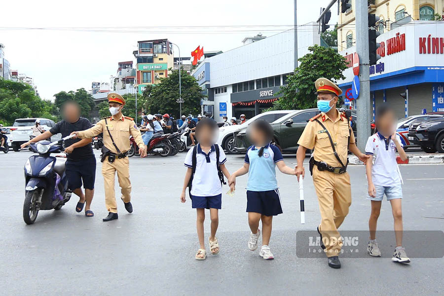 Hay như trường hợp này, một người đàn ông chở 3 trẻ em trên xe, cả 4 người đều không đội mũ bảo hiểm. Hành vi vi phạm đã được tổ công tác Đội CSGT đường bộ số 3 - Phòng CSGT, Công an TP Hà Nội phát hiện, xử lý.