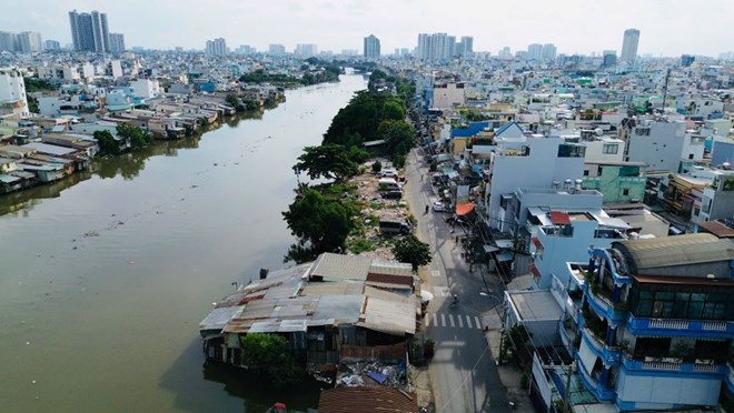 Một số căn nhà dọc bờ Bắc kênh Đôi (TPHCM) đã giải tỏa. Ảnh: Anh Tú