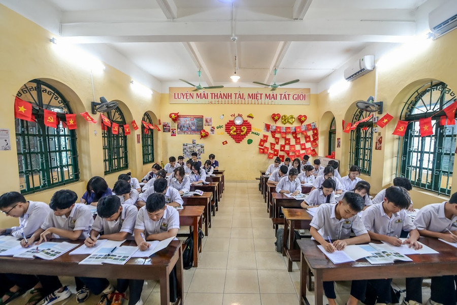 Học sinh Trường THPT Nguyễn Khuyến (Nam Định, Ninh Bình) trong giờ học. ve-dep-co-kinh-cua-ngoi-truong-9.jpg