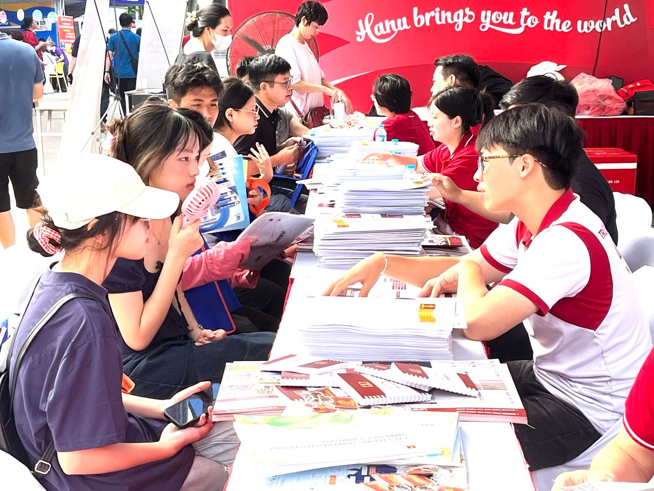 Nhiều trường đại học đang tiếp nhận hồ sơ xét tuyển bổ sung năm 2025. Ảnh: Lê Nguyễn